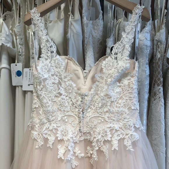 Tea-length, tulle skirt, fitted lace bodice, v-neckline - Picture 4 of 5